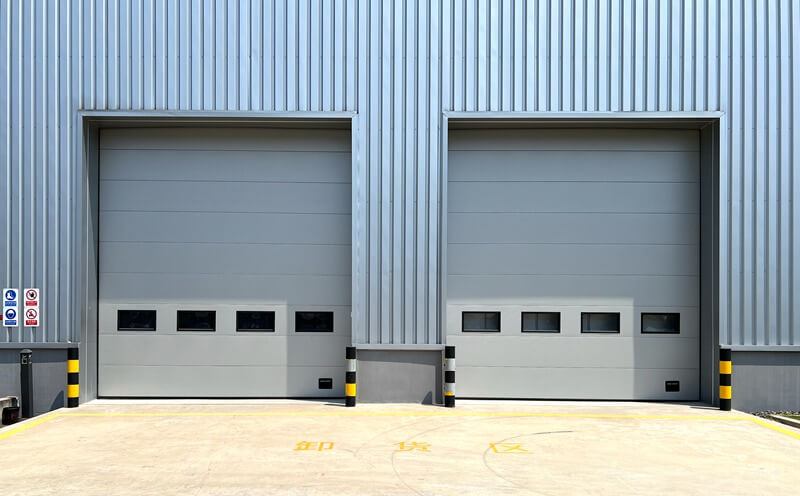 為什么工業(yè)提升門成為現(xiàn)代廠房大門的首選？——解析其核心優(yōu)勢(shì)插圖2